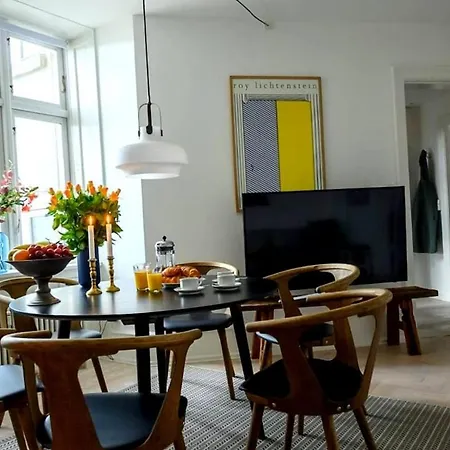 아파트 Rummelig Lejlighed Med Tre Sovevaerelser I Den Ikoniske Historiske Del Af Kobenhavn *